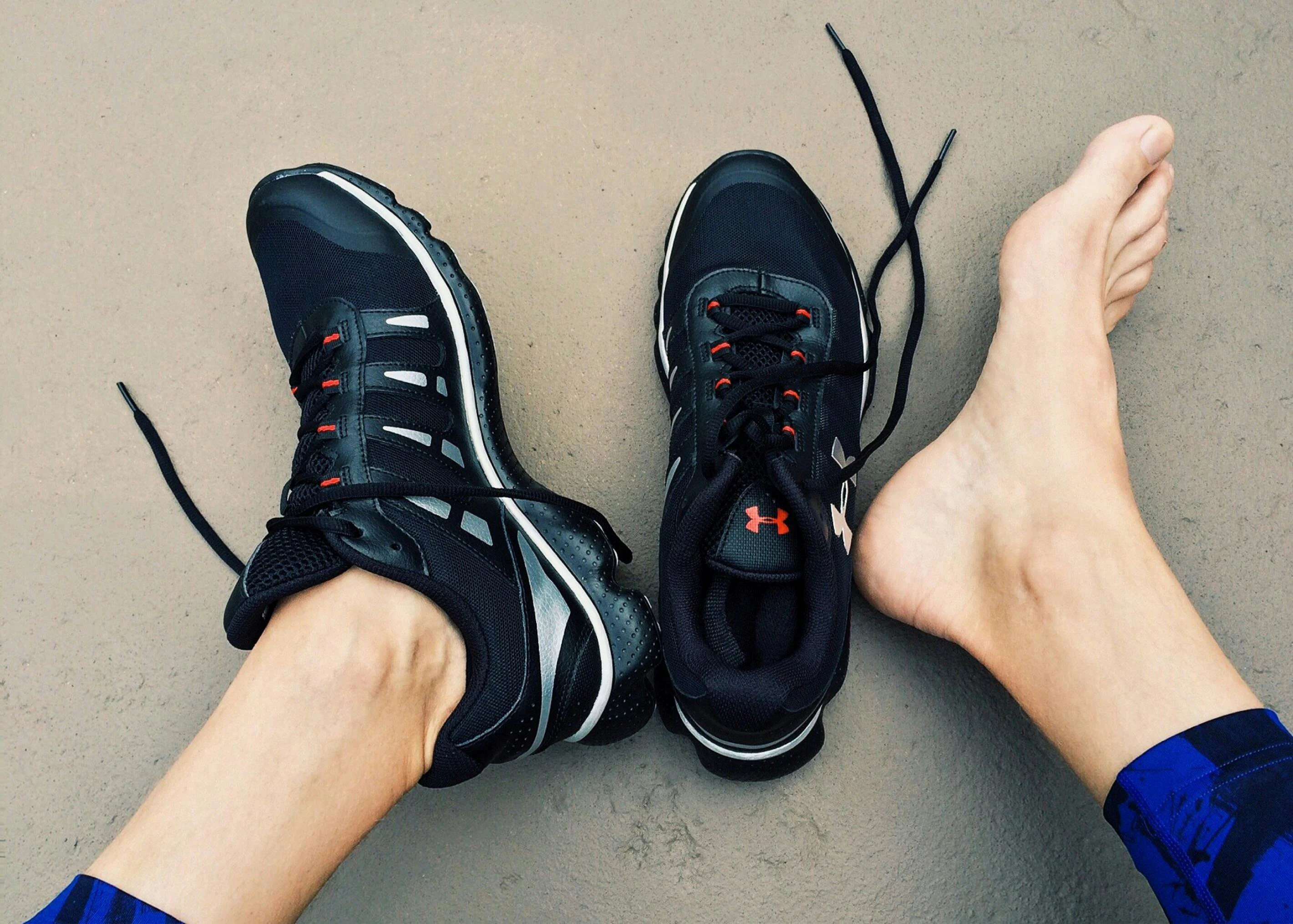 2 voeten met 1 voet in orthopedische sportschoenen van Foot Care Center
