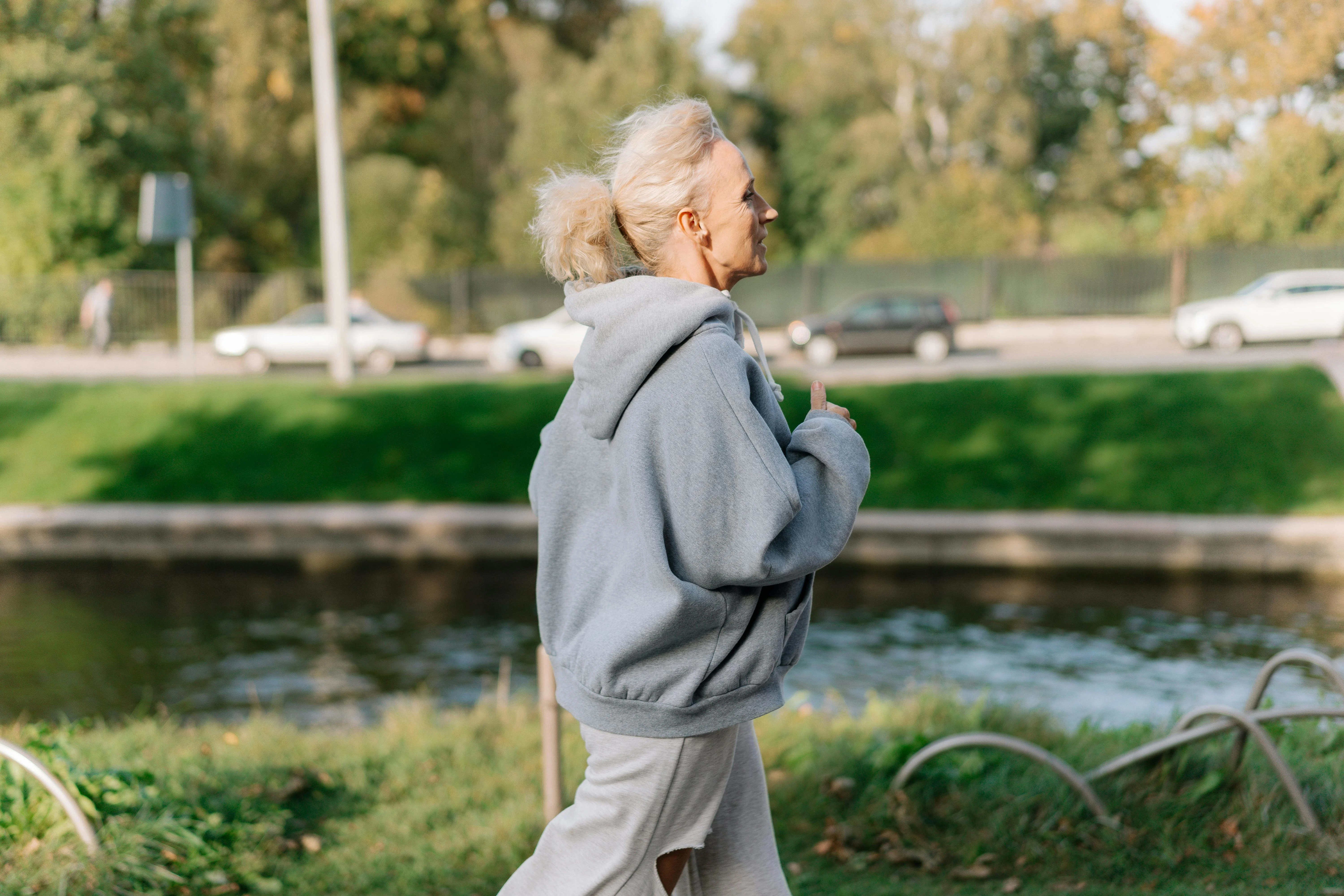 Oudere vrouw aan het wandelen met orthopedische schoenen van Foot Care Center