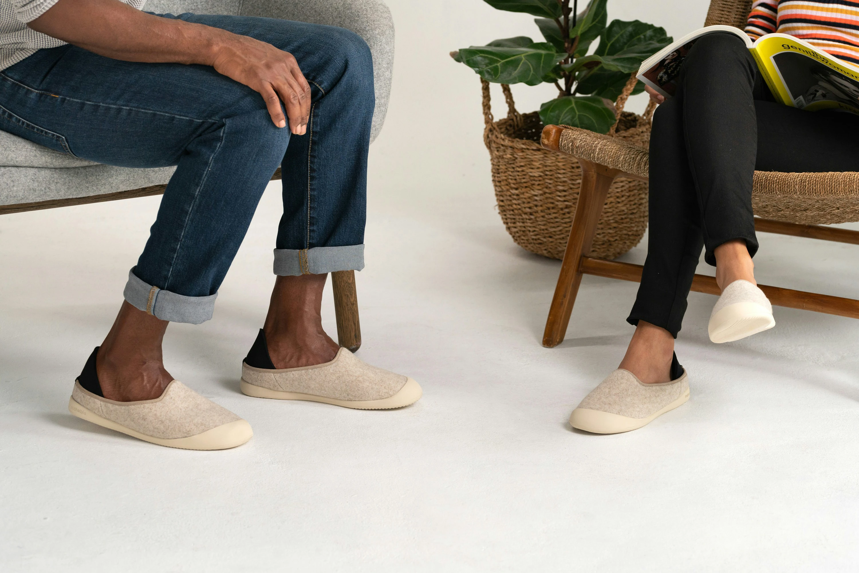 Les chaussures de deux personnes en consultation au Foot Care Center (FCC) by Spronken Orthopedie