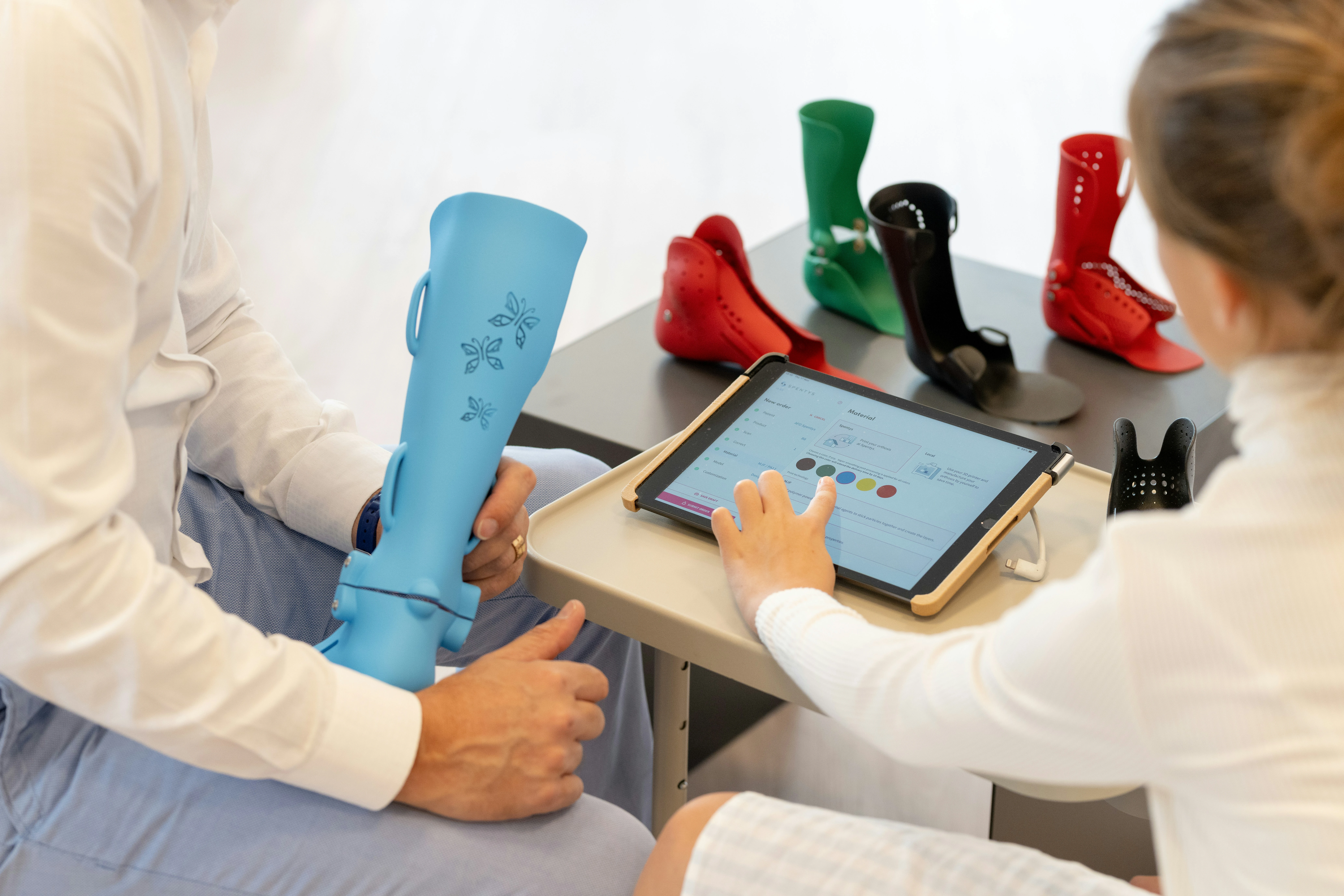 Une fillette reçoit des orthèses plantaires sur mesure de haute technologie au Foot Care Center by Spronken Orthopedie