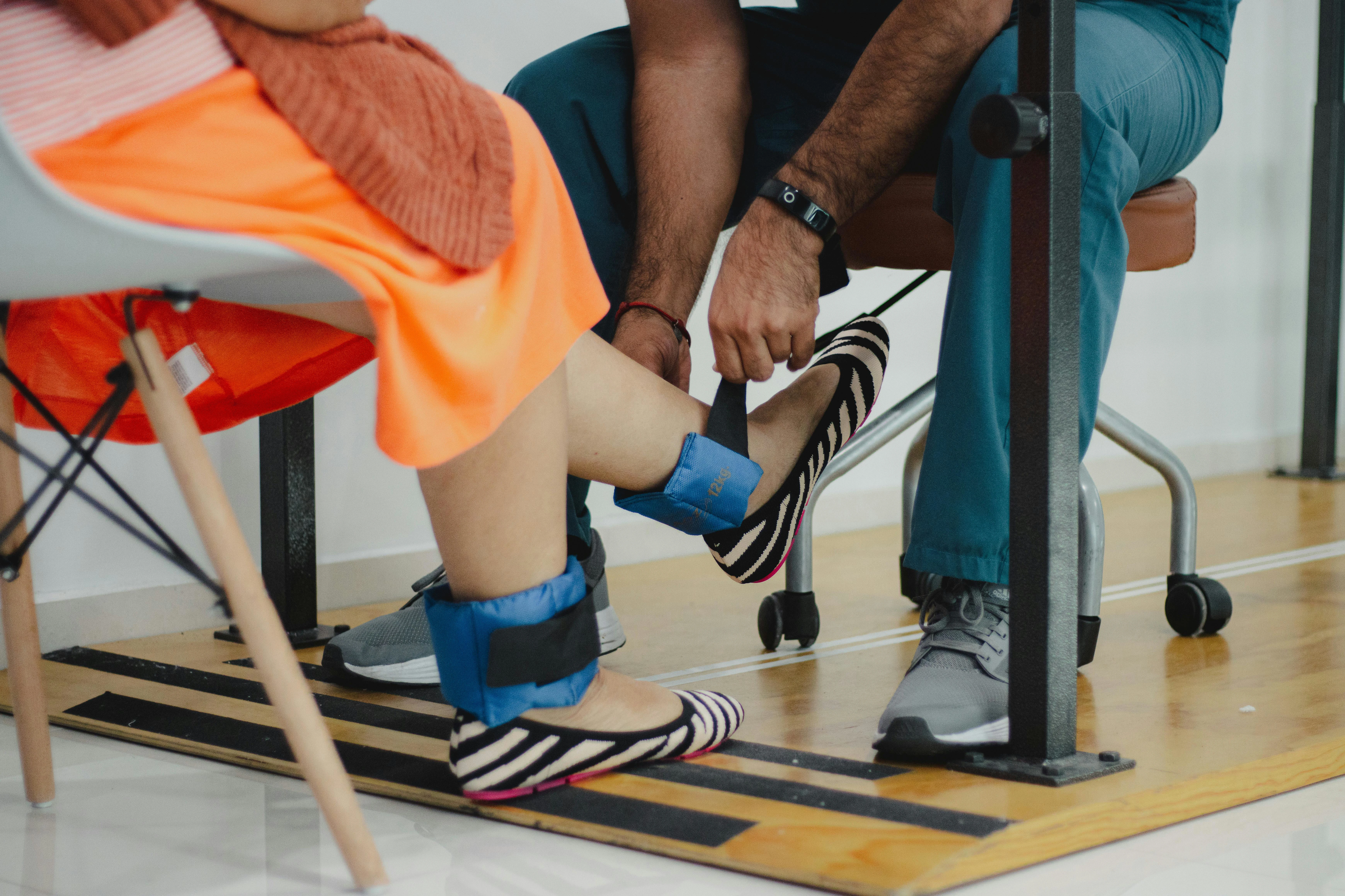 Enkel oefeningen met gewichten bij Foot Care Center by Spronken Orthopedie