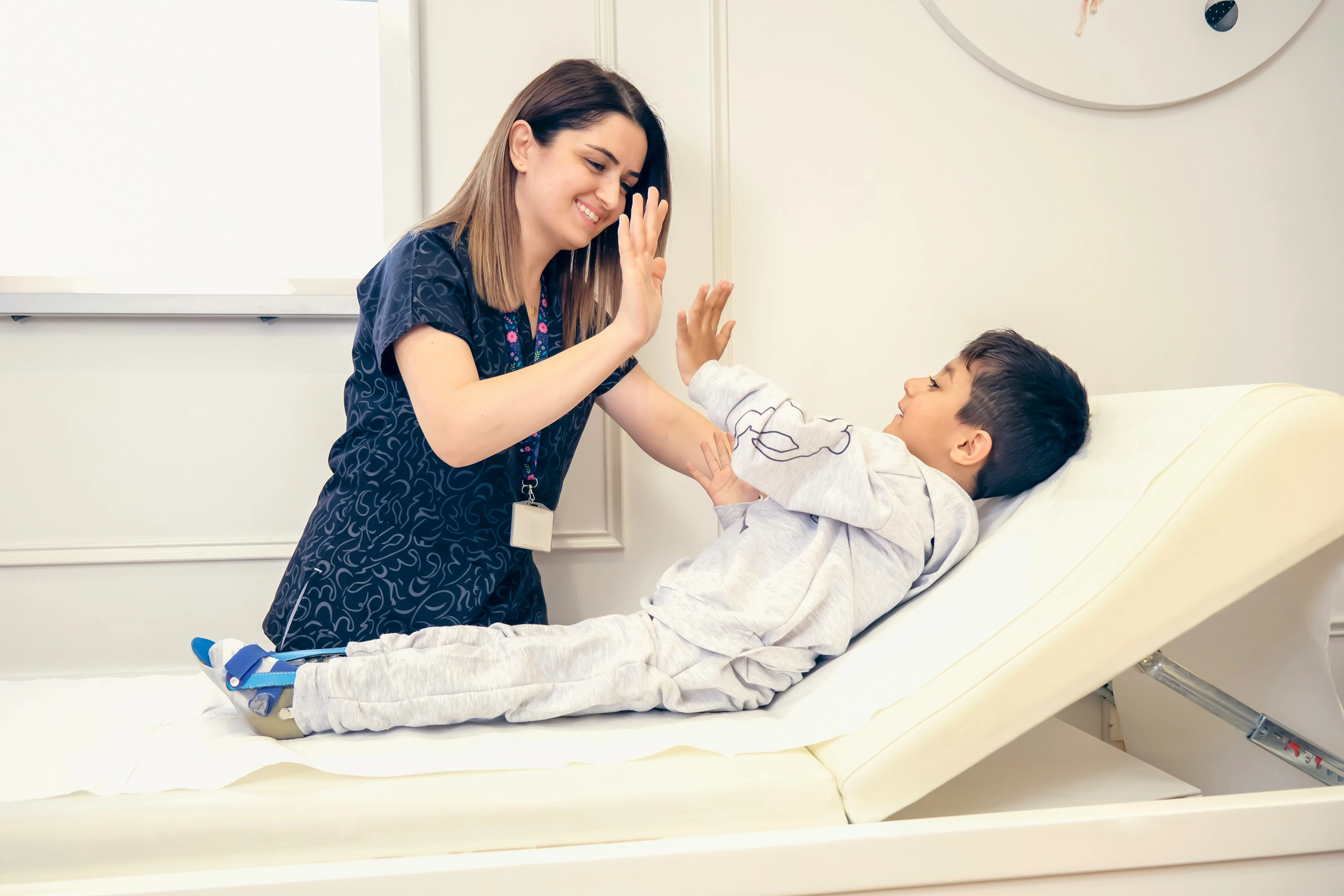 Kind met orthopedische brace voor kinderen van Foot Care Center liggend op een bed