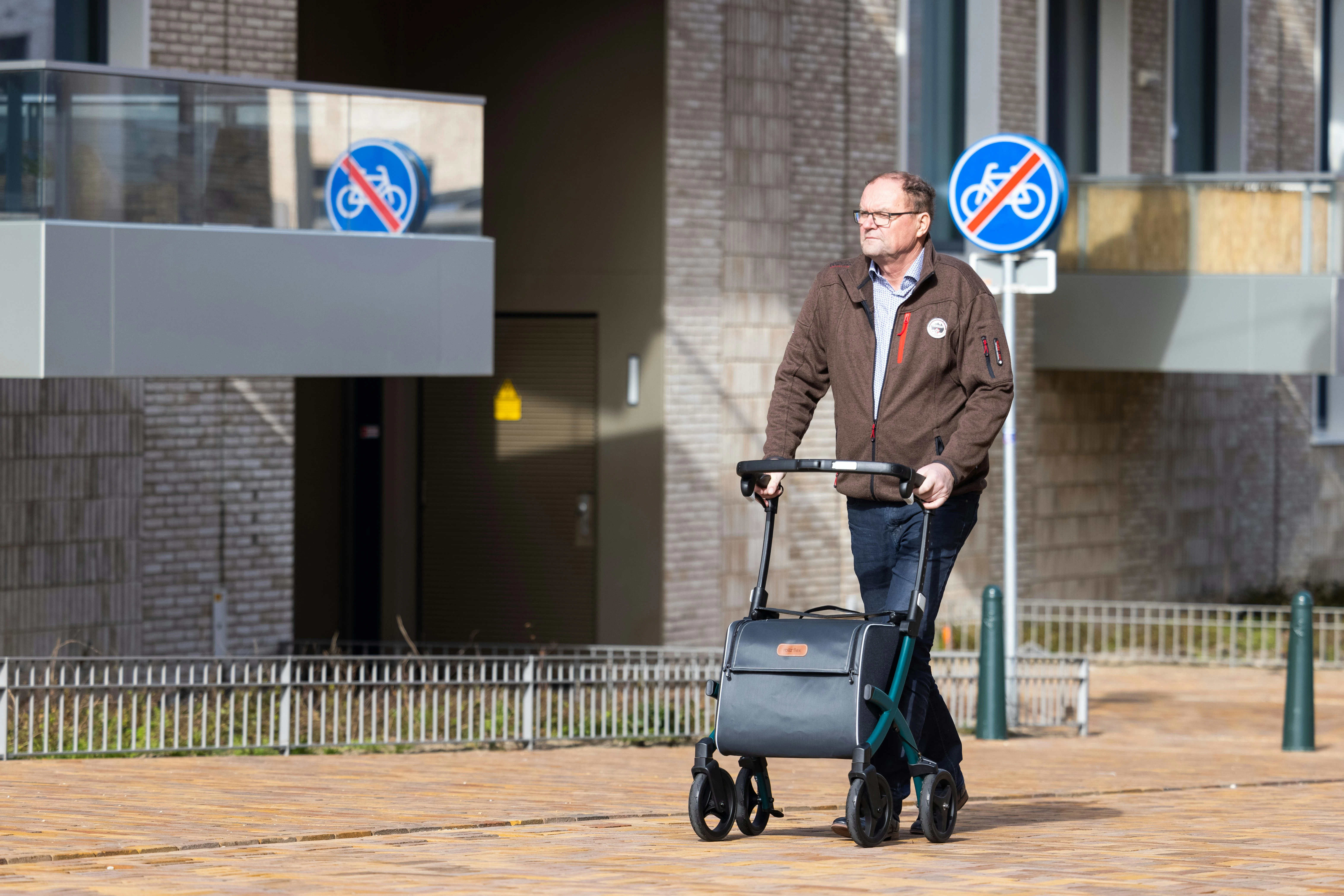 Homme équipé d'une attelle de relèvement et de cales plantaires du Foot Care Center by Spronken Orthopedie