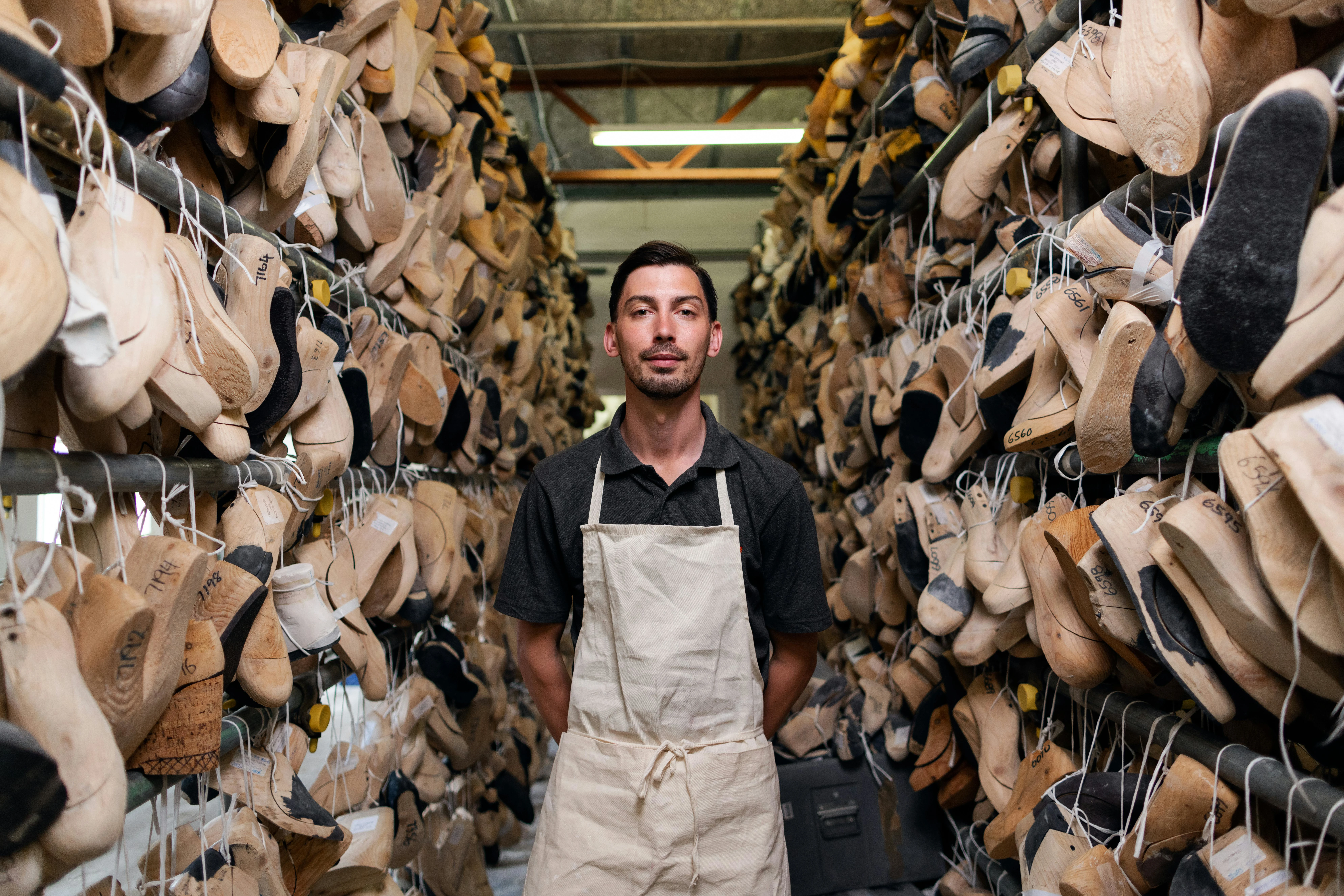 Orthopeed van Foot Care Center die tussen schoenen in staat