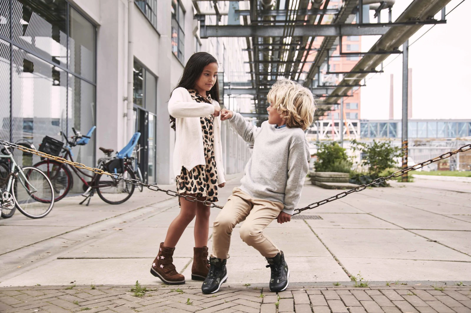 Kinderen dansend met orthopedische schoenen voor kinderen van Foot Care Center